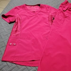 URBANE PERFORMANCE SCRUB SET BERRY IN SMALL